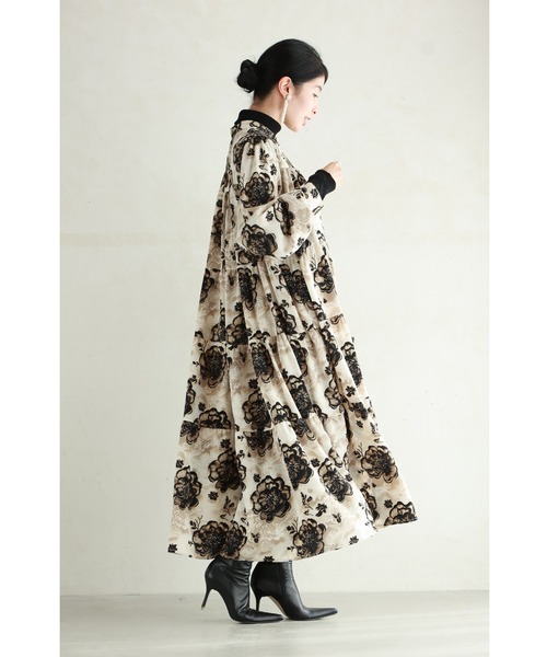cawaii(カワイイ)の「滲み描く花のティアードロングワンピース(紐ベルト付き)(ワンピース・レディース・ベージュ・FREE)」の19枚目の写真
