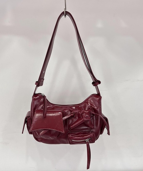 Chiina(チーナ)の「Chiina/メタリックデザイン マルチポケット 2wayショルダー(ショルダーバッグ・レディース・シルバー/レッド/ホワイト/ブラック・FREE)」の3枚目の写真