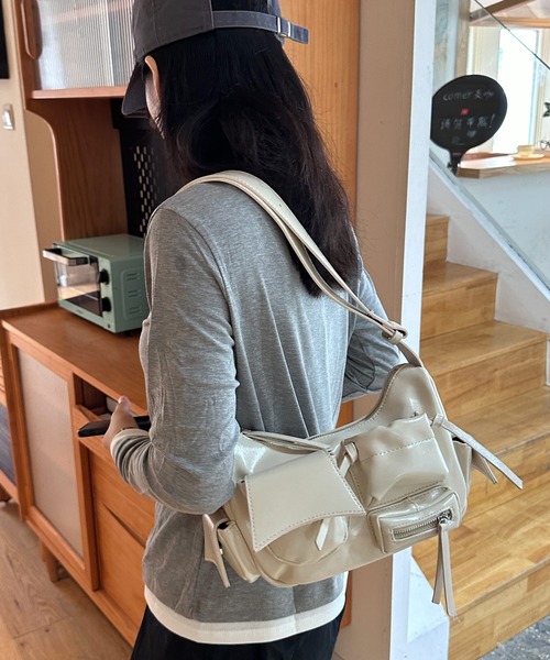 Chiina(チーナ)の「Chiina/メタリックデザイン マルチポケット 2wayショルダー(ショルダーバッグ・レディース・シルバー/レッド/ホワイト/ブラック・FREE)」の1枚目の写真