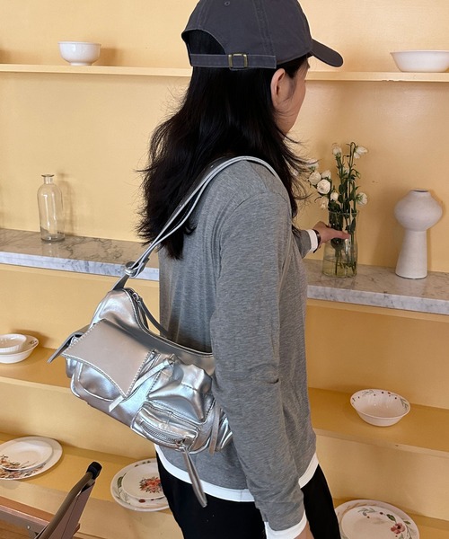 Chiina(チーナ)の「Chiina/メタリックデザイン マルチポケット 2wayショルダー(ショルダーバッグ・レディース・シルバー/レッド/ホワイト/ブラック・FREE)」の4枚目の写真