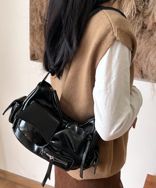 Chiina(チーナ)の「Chiina/メタリックデザイン マルチポケット 2wayショルダー(ショルダーバッグ・レディース・シルバー/レッド/ホワイト/ブラック・FREE)」の2枚目の写真