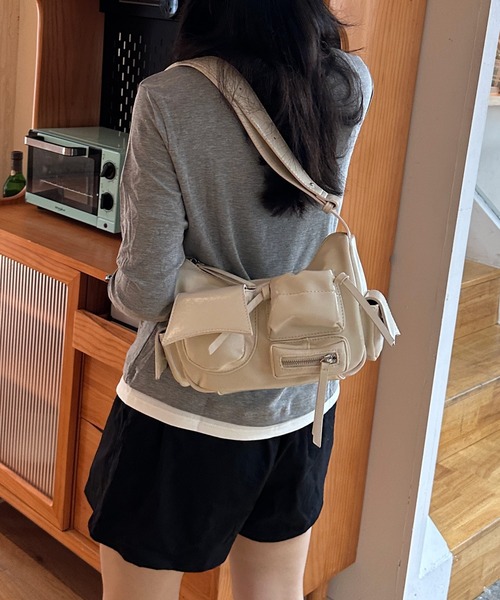 Chiina(チーナ)の「Chiina/メタリックデザイン マルチポケット 2wayショルダー(ショルダーバッグ・レディース・シルバー/レッド/ホワイト/ブラック・FREE)」の9枚目の写真