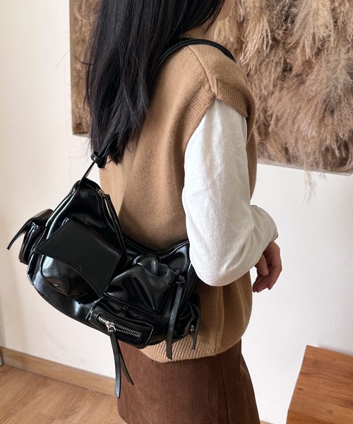 Chiina(チーナ)の「Chiina/メタリックデザイン マルチポケット 2wayショルダー(ショルダーバッグ・レディース・シルバー/レッド/ホワイト/ブラック・FREE)」の6枚目の写真