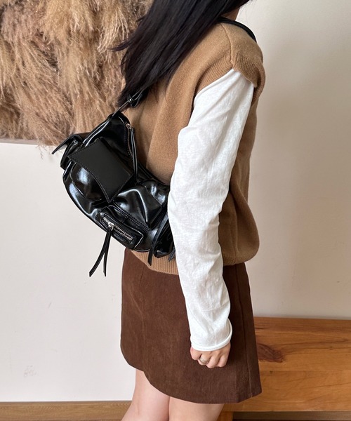 Chiina(チーナ)の「Chiina/メタリックデザイン マルチポケット 2wayショルダー(ショルダーバッグ・レディース・シルバー/レッド/ホワイト/ブラック・FREE)」の8枚目の写真