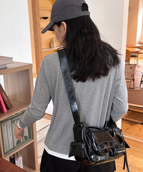 Chiina(チーナ)の「Chiina/メタリックデザイン マルチポケット 2wayショルダー(ショルダーバッグ・レディース・シルバー/レッド/ホワイト/ブラック・FREE)」の7枚目の写真