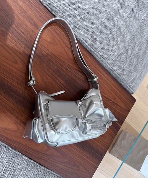 Chiina(チーナ)の「Chiina/メタリックデザイン マルチポケット 2wayショルダー(ショルダーバッグ・レディース・シルバー/レッド/ホワイト/ブラック・FREE)」の10枚目の写真