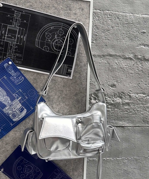 Chiina(チーナ)の「Chiina/メタリックデザイン マルチポケット 2wayショルダー(ショルダーバッグ・レディース・シルバー/レッド/ホワイト/ブラック・FREE)」の11枚目の写真