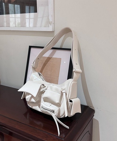 Chiina(チーナ)の「Chiina/メタリックデザイン マルチポケット 2wayショルダー(ショルダーバッグ・レディース・シルバー/レッド/ホワイト/ブラック・FREE)」の12枚目の写真