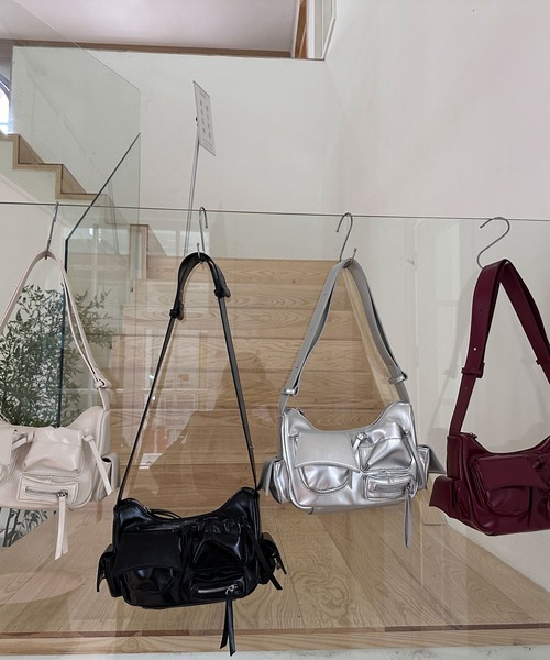 Chiina(チーナ)の「Chiina/メタリックデザイン マルチポケット 2wayショルダー(ショルダーバッグ・レディース・シルバー/レッド/ホワイト/ブラック・FREE)」の13枚目の写真