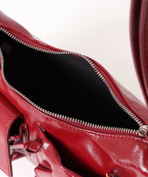 Chiina(チーナ)の「Chiina/メタリックデザイン マルチポケット 2wayショルダー(ショルダーバッグ・レディース・シルバー/レッド/ホワイト/ブラック・FREE)」の17枚目の写真