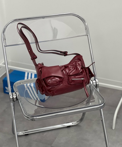 Chiina(チーナ)の「Chiina/メタリックデザイン マルチポケット 2wayショルダー(ショルダーバッグ・レディース・シルバー/レッド/ホワイト/ブラック・FREE)」の14枚目の写真