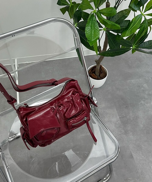 Chiina(チーナ)の「Chiina/メタリックデザイン マルチポケット 2wayショルダー(ショルダーバッグ・レディース・シルバー/レッド/ホワイト/ブラック・FREE)」の15枚目の写真