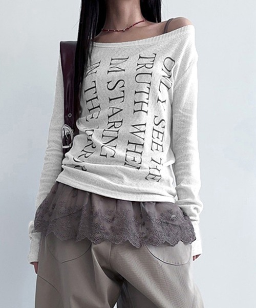 MEMECLE(メメクル)の「【 MEMECLE / メメクル 】2way レタリング ボートネック オフショル カットソー(Tシャツ/カットソー・レディース・カーキ/ホワイト・L/M/S)」の1枚目の写真