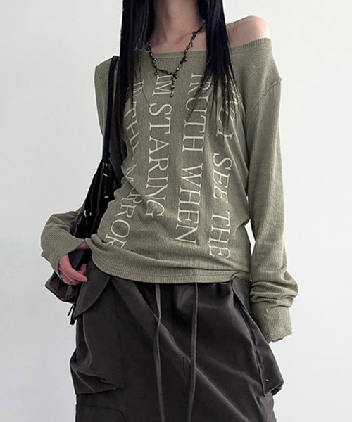 MEMECLE(メメクル)の「【 MEMECLE / メメクル 】2way レタリング ボートネック オフショル カットソー(Tシャツ/カットソー・レディース・カーキ/ホワイト・L/M/S)」の7枚目の写真