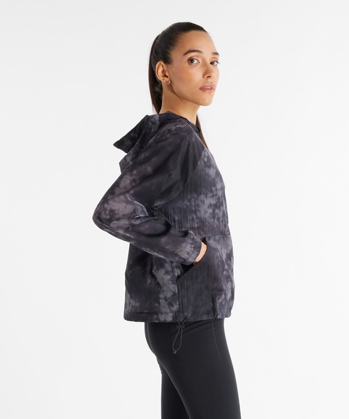 NEW BALANCE(ニューバランス)の「スペシャルエディション トランスペアレントパッカブルジャケット(ナイロンジャケット・レディース・ブラック/ホワイト/グレイッシュベージュ・SMALL/LARGE/MEDIUM)」の9枚目の写真