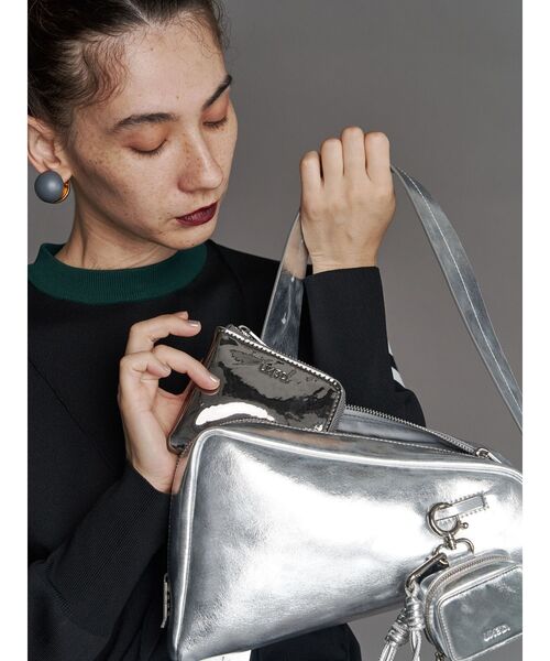 UN3D.（アンスリード）の「IRREGULAR TRIANGLE LEATHER BAG / イ