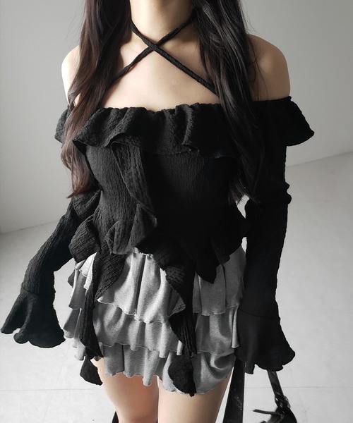 me+em select（ミームセレクト）の「【 ２color 】クロスストラップリボンオフショルダーフリルブラウス ／ cross strap ribbon off shoulder frill blouse（シャツ/ブラウス・レディース・ホワイト/ブラック・FREE）」の2枚目の写真