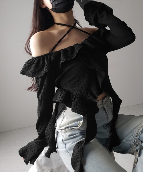 me+em select（ミームセレクト）の「【 ２color 】クロスストラップリボンオフショルダーフリルブラウス ／ cross strap ribbon off shoulder frill blouse（シャツ/ブラウス・レディース・ホワイト/ブラック・FREE）」の4枚目の写真