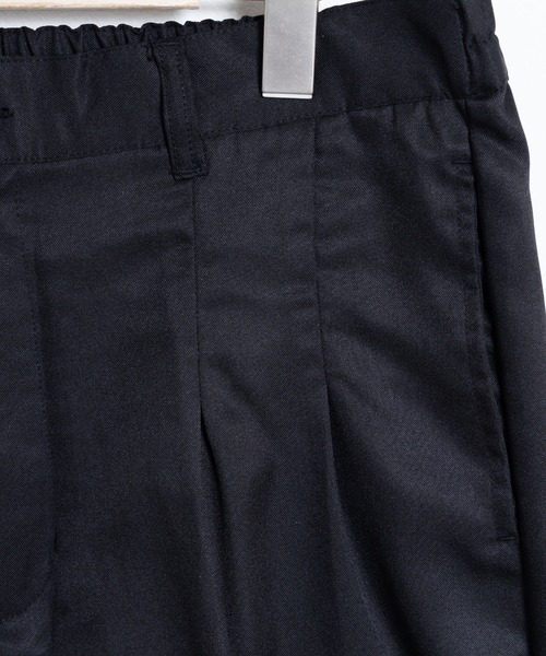 COMMON WARE(コモンウェアー)の「COMMONWARE:PE TUCK WIDE PANTS/タック入り ワイドパンツ(スラックス・メンズ・チャコールグレー/ブラック/ネイビー・XL/L/M)」の8枚目の写真