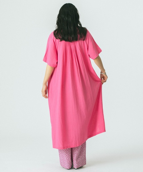 ROSE BUD（ローズバッド）の「【WEB・一部店舗限定】SLIT NECK S/S DRESS（ワンピース・レディース・ブラック/グリーン/グレー/ピンク・ONE SIZE）」の9枚目の写真