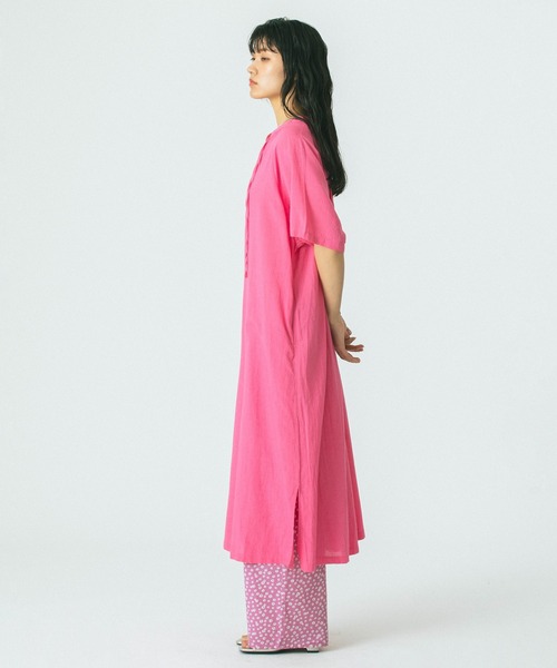 ROSE BUD（ローズバッド）の「【WEB・一部店舗限定】SLIT NECK S/S DRESS（ワンピース・レディース・ブラック/グリーン/グレー/ピンク・ONE SIZE）」の12枚目の写真