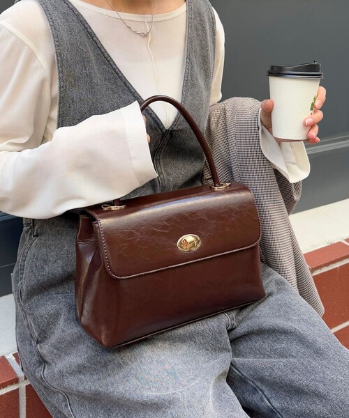 fredy emue(フレディエミュ)の「フラップ仕切りワンハンドルバッグ(ショルダーバッグ・レディース・ブラウン/ブラック・FREE)」の1枚目の写真