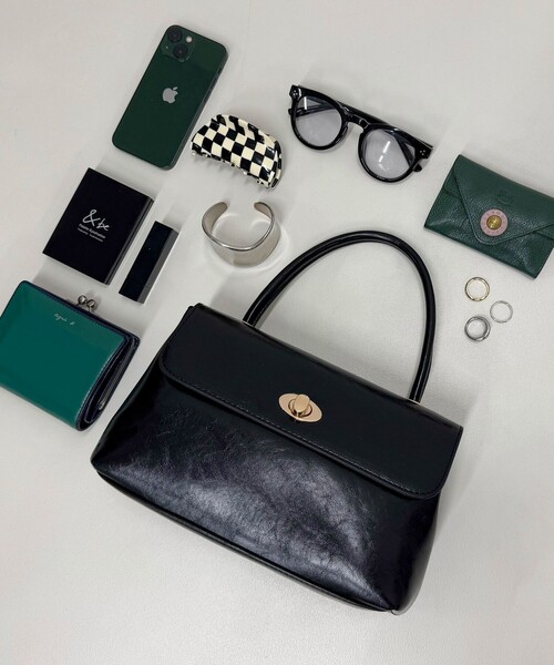 fredy emue(フレディエミュ)の「フラップ仕切りワンハンドルバッグ(ショルダーバッグ・レディース・ブラウン/ブラック・FREE)」の2枚目の写真