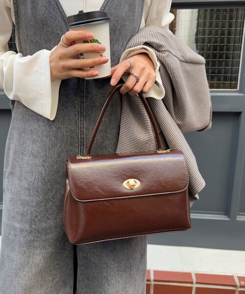 fredy emue(フレディエミュ)の「フラップ仕切りワンハンドルバッグ(ショルダーバッグ・レディース・ブラウン/ブラック・FREE)」の3枚目の写真