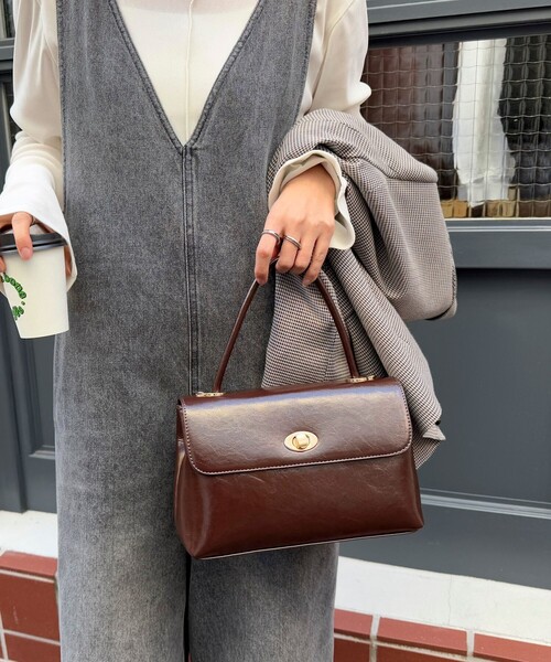 fredy emue(フレディエミュ)の「フラップ仕切りワンハンドルバッグ(ショルダーバッグ・レディース・ブラウン/ブラック・FREE)」の4枚目の写真