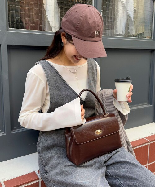 fredy emue(フレディエミュ)の「フラップ仕切りワンハンドルバッグ(ショルダーバッグ・レディース・ブラウン/ブラック・FREE)」の6枚目の写真