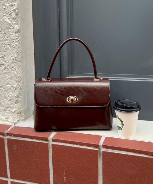 fredy emue(フレディエミュ)の「フラップ仕切りワンハンドルバッグ(ショルダーバッグ・レディース・ブラウン/ブラック・FREE)」の7枚目の写真