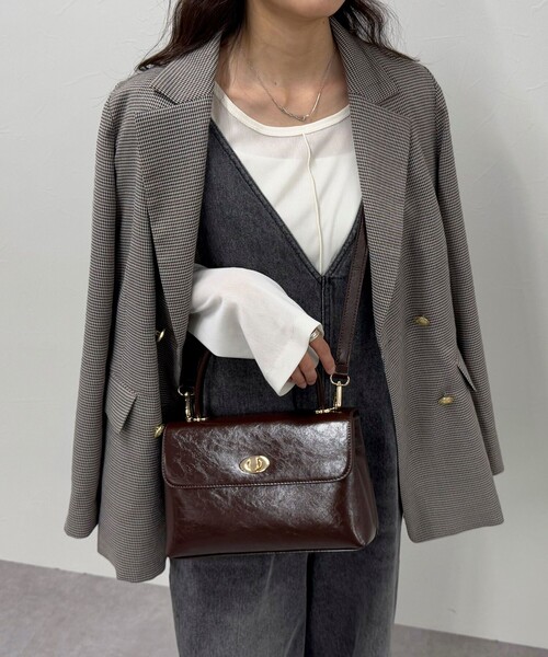 fredy emue(フレディエミュ)の「フラップ仕切りワンハンドルバッグ(ショルダーバッグ・レディース・ブラウン/ブラック・FREE)」の8枚目の写真