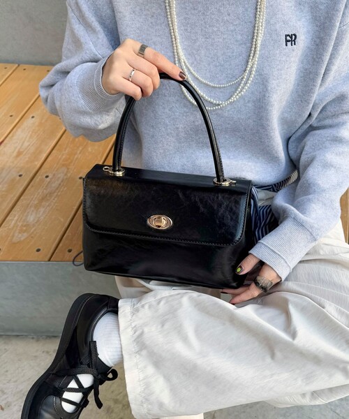 fredy emue(フレディエミュ)の「フラップ仕切りワンハンドルバッグ(ショルダーバッグ・レディース・ブラウン/ブラック・FREE)」の13枚目の写真