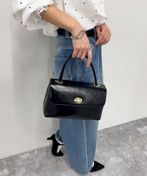 fredy emue(フレディエミュ)の「フラップ仕切りワンハンドルバッグ(ショルダーバッグ・レディース・ブラウン/ブラック・FREE)」の17枚目の写真