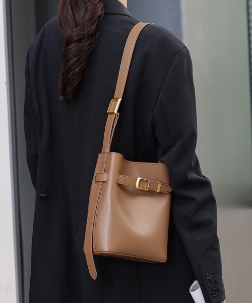 NiiNa（ニーナ）の「【 NiiNa / ニーナ 】高品質牛革 ワンハンドル ショルダー バケット レザーバッグ（ショルダーバッグ・レディース・ダークブラウン/ブラウン/ブラック・FREE）」の2枚目の写真