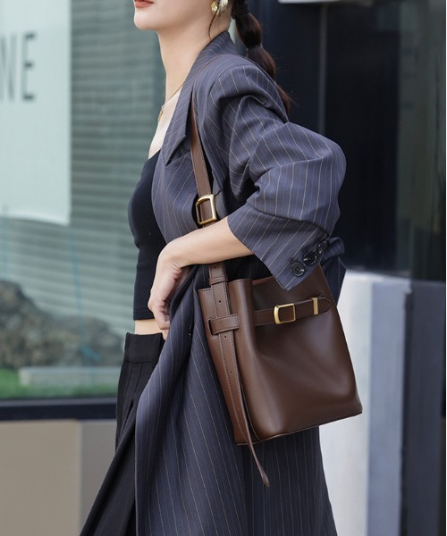 NiiNa（ニーナ）の「【 NiiNa / ニーナ 】高品質牛革 ワンハンドル ショルダー バケット レザーバッグ（ショルダーバッグ・レディース・ダークブラウン/ブラウン/ブラック・FREE）」の4枚目の写真