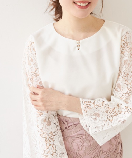 tocco closet(トッコ クローゼット)の「パール付きレーススリーブ切り替えブラウス(シャツ/ブラウス・レディース・ブラック/オフホワイト・M)」の1枚目の写真