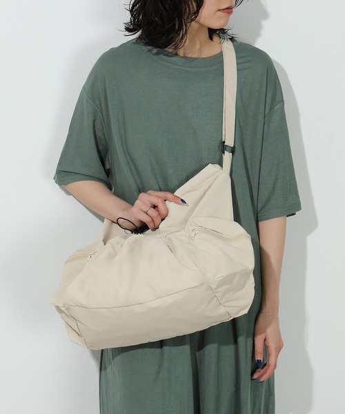emesuelee(エメスーリー)の「ナイロンショルダーバッグ(ショルダーバッグ・レディース・ブラック/ライトベージュ/アイボリー・フリー)」の2枚目の写真