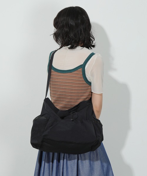 emesuelee(エメスーリー)の「ナイロンショルダーバッグ(ショルダーバッグ・レディース・ブラック/ライトベージュ/アイボリー・フリー)」の6枚目の写真