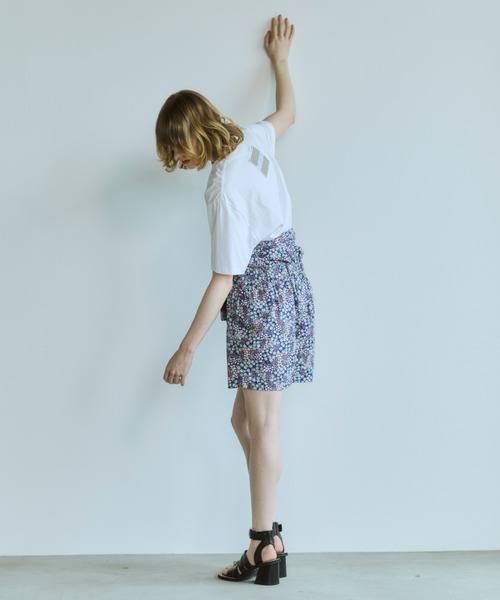 OPULENCE(オーピュレンス)の「Time Crafted ビーズロゴTシャツ(Tシャツ/カットソー・レディース・ブラック/ホワイト・SMALL/MEDIUM)」の6枚目の写真