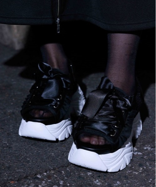 axes femme POETIQUE（アクシーズファムポエティック）の「厚底レースアップスポサン（サンダル・レディース・ブラック/ホワイト・MEDIUM/LARGE）」の2枚目の写真