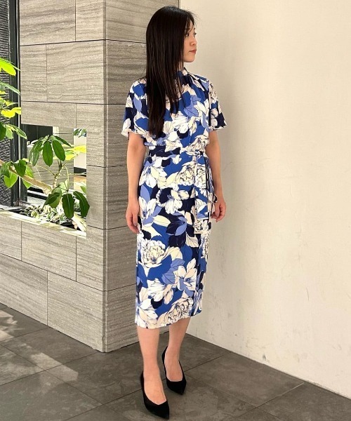 セール】【WEB限定品】グラフィカルフラワープリントワンピース