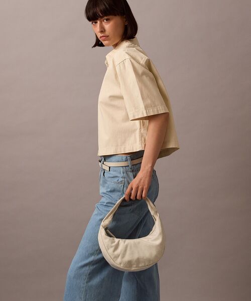 Calvin Klein(カルバン・クライン)の「モノグラム ジャカード クレセントバッグ(ボディバッグ/ウエストポーチ・レディース・アイボリー・FREE)」の2枚目の写真