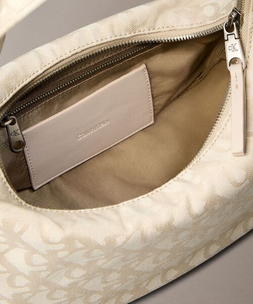Calvin Klein(カルバン・クライン)の「モノグラム ジャカード クレセントバッグ(ボディバッグ/ウエストポーチ・レディース・アイボリー・FREE)」の7枚目の写真