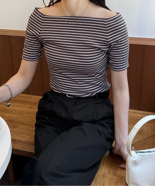 LE MORE(リモア)の「オフショルボーダーカットソー(Tシャツ/カットソー・レディース・アイボリー/ブラウン/ブラック・FREE)」の2枚目の写真
