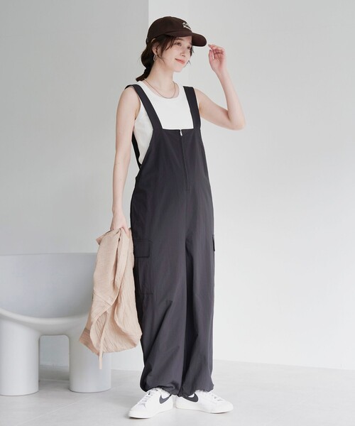 coen（コーエン）の「【UVカット / ストレッチ / 吸水速乾】マルチファンクション ジップサロペット（サロペット/オーバーオール・レディース・ベージュ/ブラック/オリーブ・L/M）」の2枚目の写真