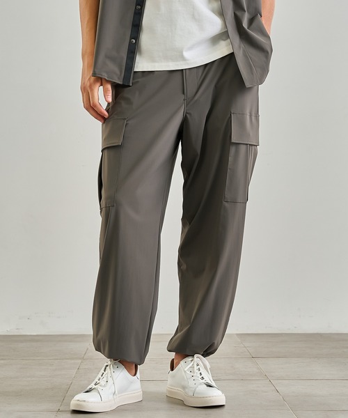 UNITED TOKYO（ユナイテッドトウキョウ）の「撥水ナイロントリコット　カーゴパンツ（カーゴパンツ・メンズ・ダークグレー/ブラック・1/2）」の2枚目の写真