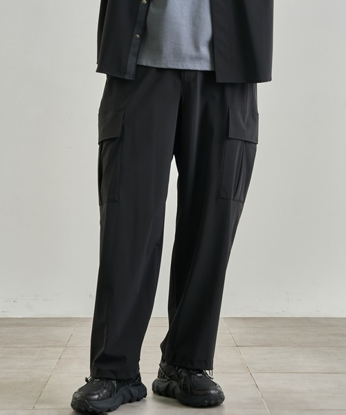 UNITED TOKYO（ユナイテッドトウキョウ）の「撥水ナイロントリコット　カーゴパンツ（カーゴパンツ・メンズ・ダークグレー/ブラック・1/2）」の4枚目の写真