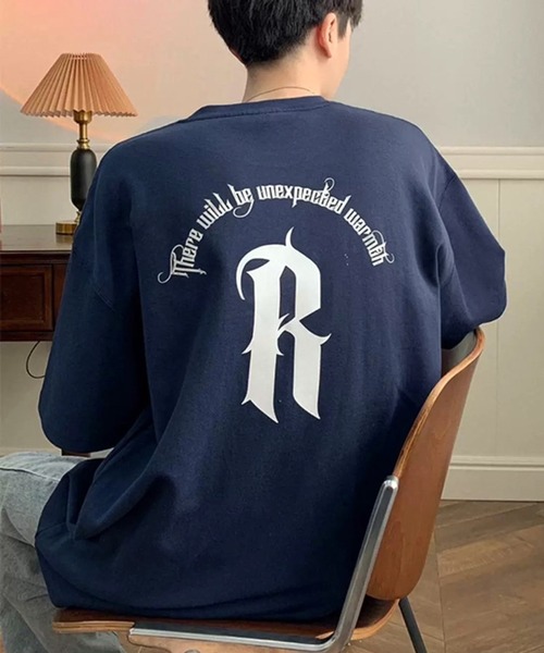 THE HITSS(ヒッツ)の「オールドイングリッシュ ロゴプリント オーバーサイズ Tシャツ バックプリントTシャツ(Tシャツ/カットソー・メンズ・ブラウン/ネイビー/ブラック・FREE)」の1枚目の写真