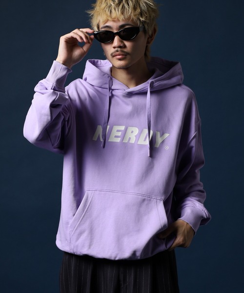 NERDY(ノルディ)の「ビッグロゴプルオーバーフーディ(パーカー・メンズ・ホワイト/ブラック/ライトパープル/ピンク・M/S/L)」の3枚目の写真